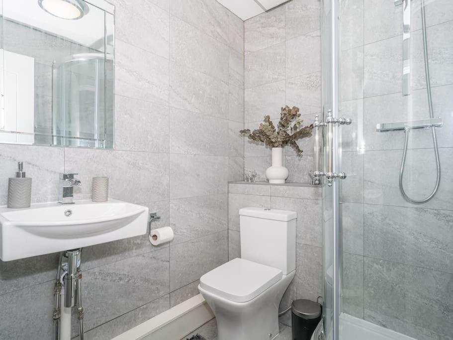 Luxury 2Bed 2Bath Flat In City Centre- Free Parking! Apartment Edinburgh Exterior photo